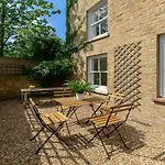 2 Bed Apartment In Clapham